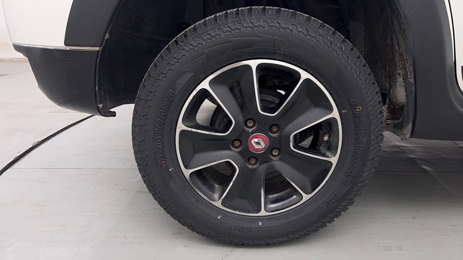 Used 2017 Renault Duster RXS CVT Petrol Automatic tyres RIGHT REAR TYRE RIM VIEW