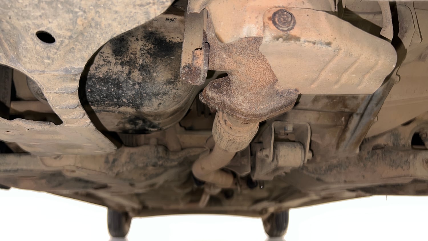 Used 2015 Hyundai i10 Sportz 1.1 iRDE2 Petrol Manual extra FRONT LEFT UNDERBODY VIEW