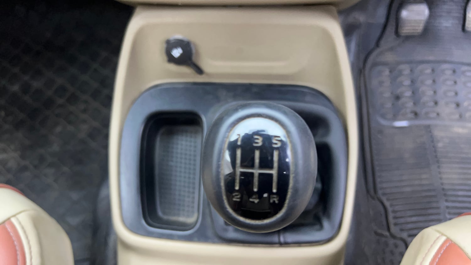 Used 2020 Mahindra TUV300 T4 Plus Diesel Manual interior GEAR  KNOB VIEW