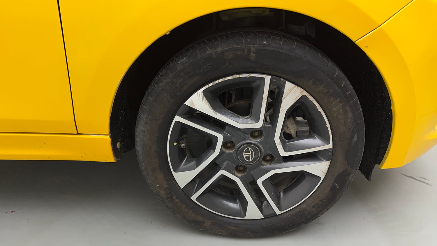 Used 2020 Tata Tiago XZA Plus Petrol Automatic tyres RIGHT FRONT TYRE RIM VIEW