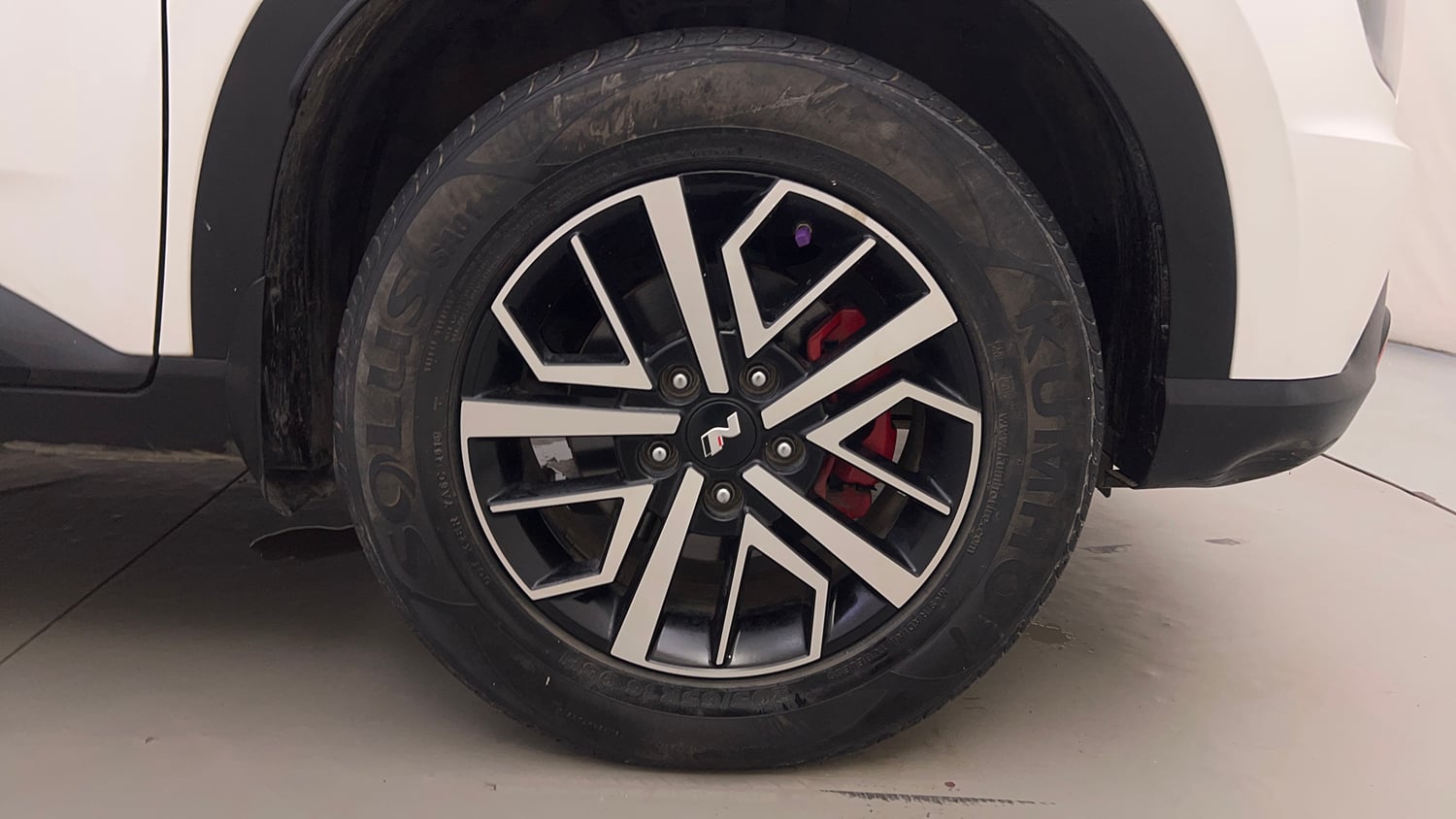 Used 2023 Hyundai Venue N-Line N6 DCT Dual Tone Petrol Automatic tyres RIGHT FRONT TYRE RIM VIEW