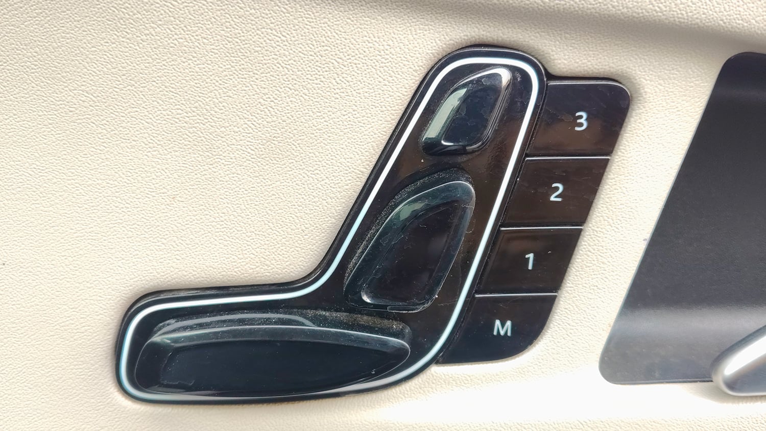 Used 2024 Mahindra XUV700 AX7 Luxury Pack Petrol AT 7 STR Petrol Automatic top_features Ventilated seats