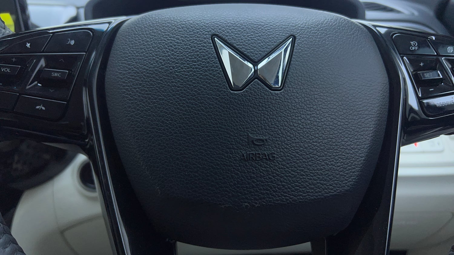 Used 2025 Mahindra XUV 3XO AX7 1.2 Petrol AT Petrol Automatic top_features Airbags