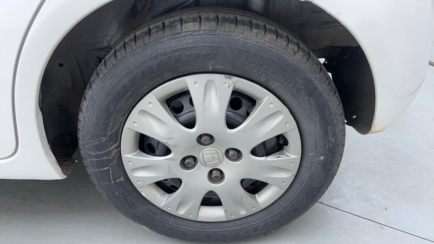 Used 2014 Honda Brio S MT Petrol Manual tyres LEFT REAR TYRE RIM VIEW