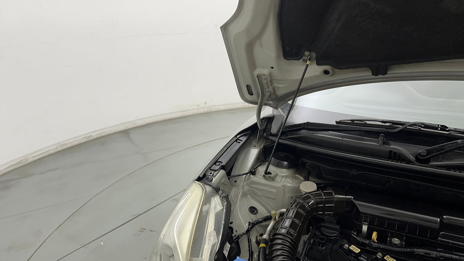 Used 2017 Maruti Suzuki Baleno Delta 1.2 Petrol Manual engine ENGINE RIGHT SIDE HINGE & APRON VIEW