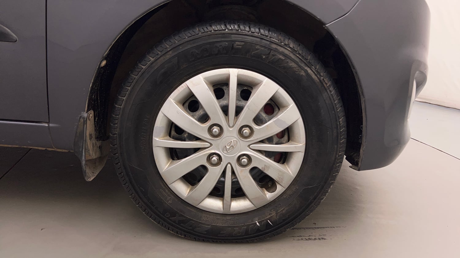 Used 2015 Hyundai i10 Sportz 1.1 iRDE2 Petrol Manual tyres RIGHT FRONT TYRE RIM VIEW