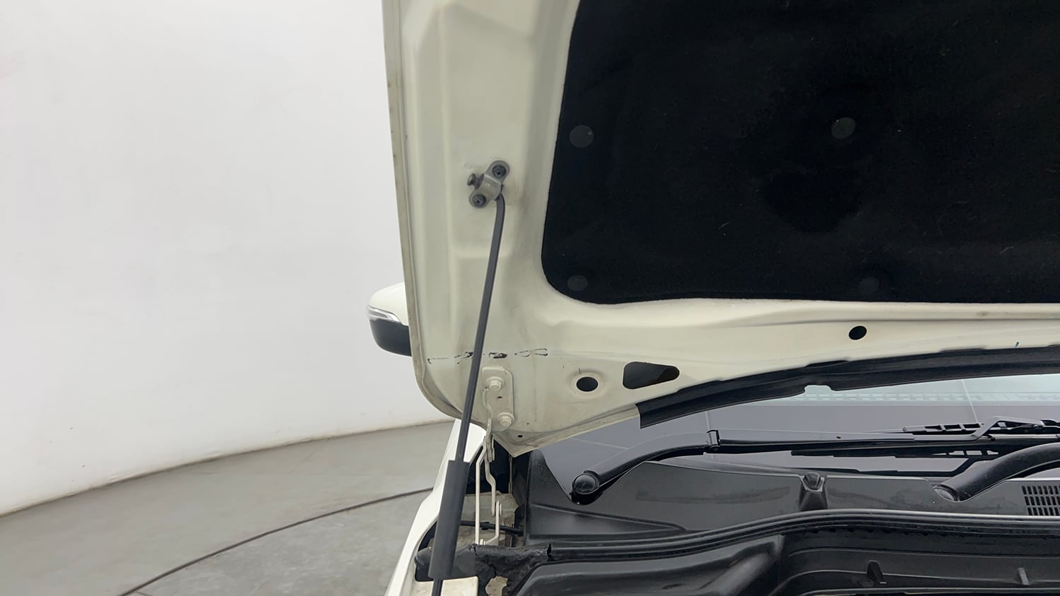 Used 2022 Mahindra XUV 300 W8 1.5 Diesel Diesel Manual engine ENGINE RIGHT SIDE HINGE & APRON VIEW