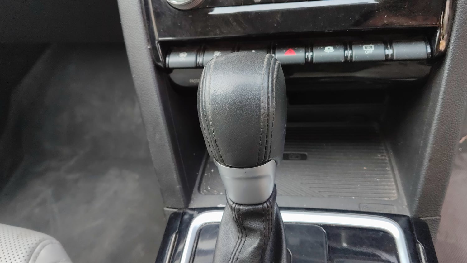 Used 2024 Mahindra XUV700 AX7 Luxury Pack Petrol AT 7 STR Petrol Automatic interior GEAR  KNOB VIEW