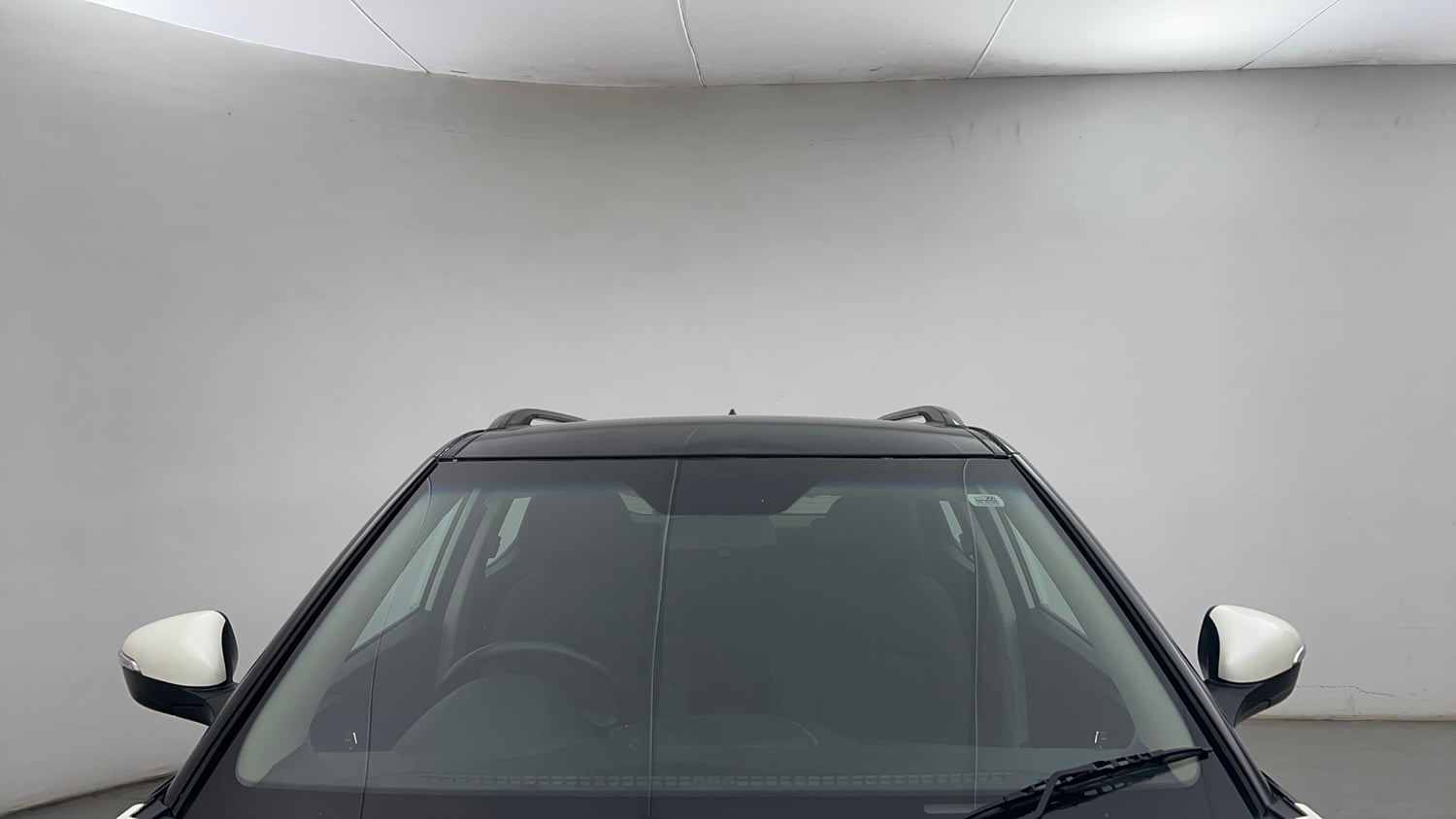 Used 2022 Mahindra XUV 300 W8 1.5 Diesel Diesel Manual exterior FRONT WINDSHIELD VIEW
