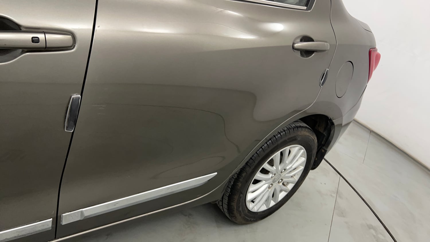 Used 2017 Maruti Suzuki Dzire ZXi AMT Petrol Automatic dents MINOR DENT