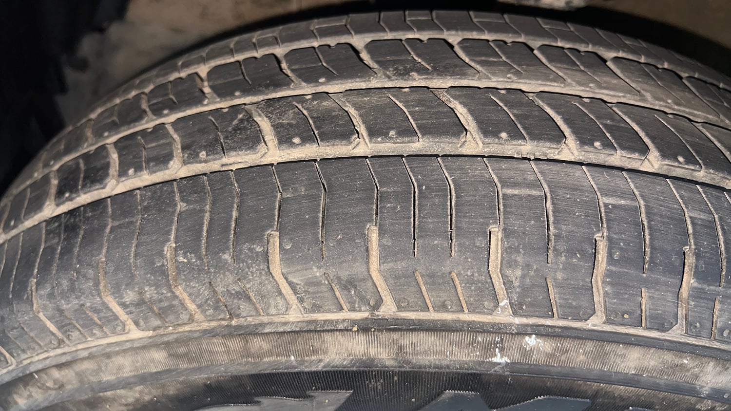 Used 2017 Maruti Suzuki Swift Lxi (O) Petrol Manual tyres LEFT FRONT TYRE TREAD VIEW