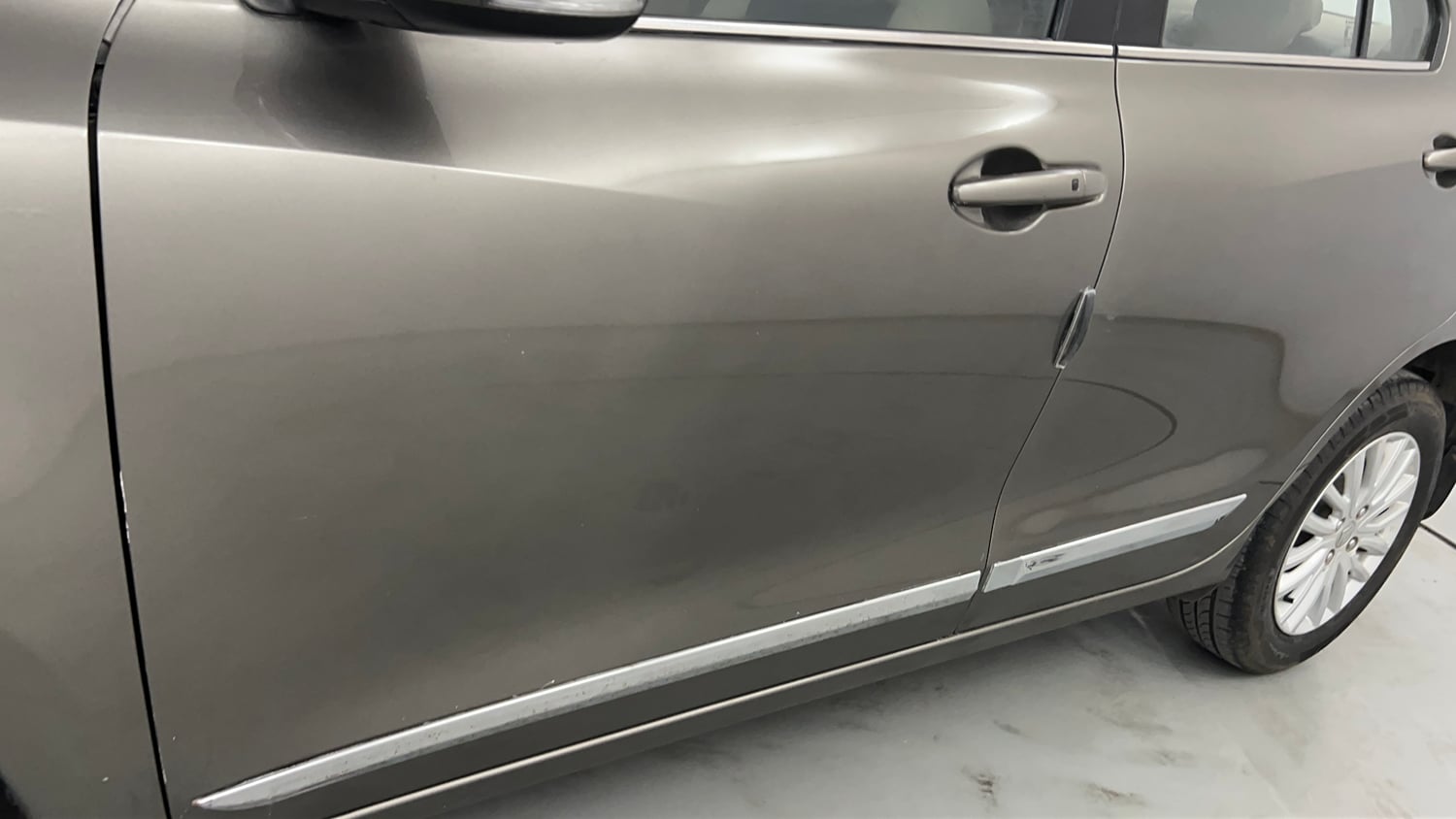 Used 2017 Maruti Suzuki Dzire ZXi AMT Petrol Automatic dents MINOR DENT