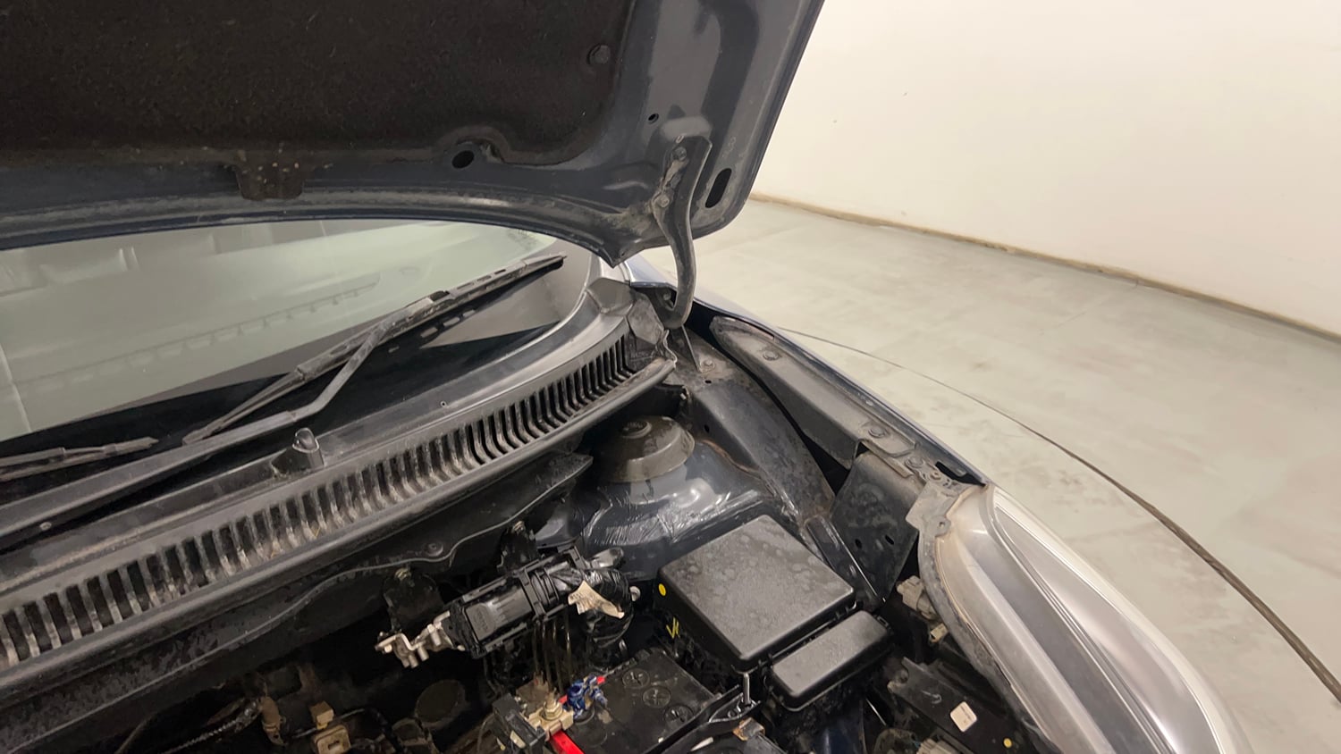 Used 2021 Maruti Suzuki Baleno Zeta Petrol Manual engine ENGINE LEFT SIDE HINGE & APRON VIEW