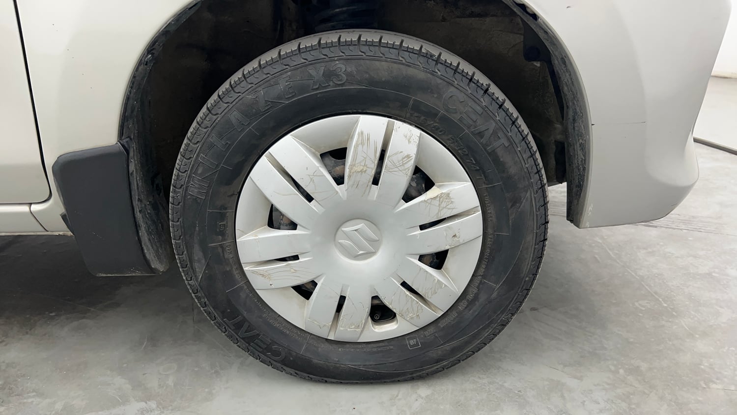 Used 2017 Maruti Suzuki Alto 800 LXi (O) Petrol Manual tyres RIGHT FRONT TYRE RIM VIEW
