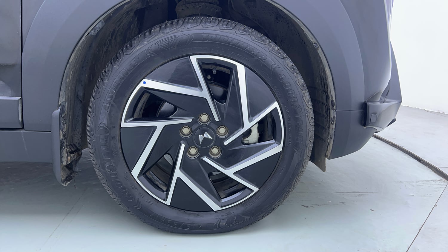 Used 2025 Mahindra XUV 3XO AX7 1.2 Petrol AT Petrol Automatic tyres RIGHT FRONT TYRE RIM VIEW