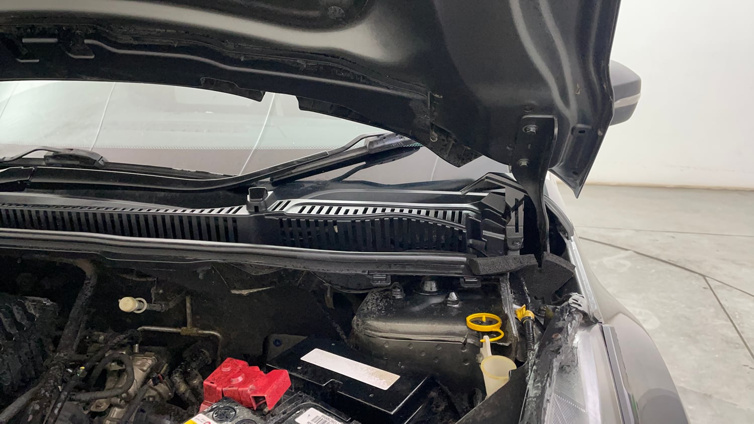 Used 2021 Tata Nexon XM (S) Petrol Manual engine ENGINE LEFT SIDE HINGE & APRON VIEW