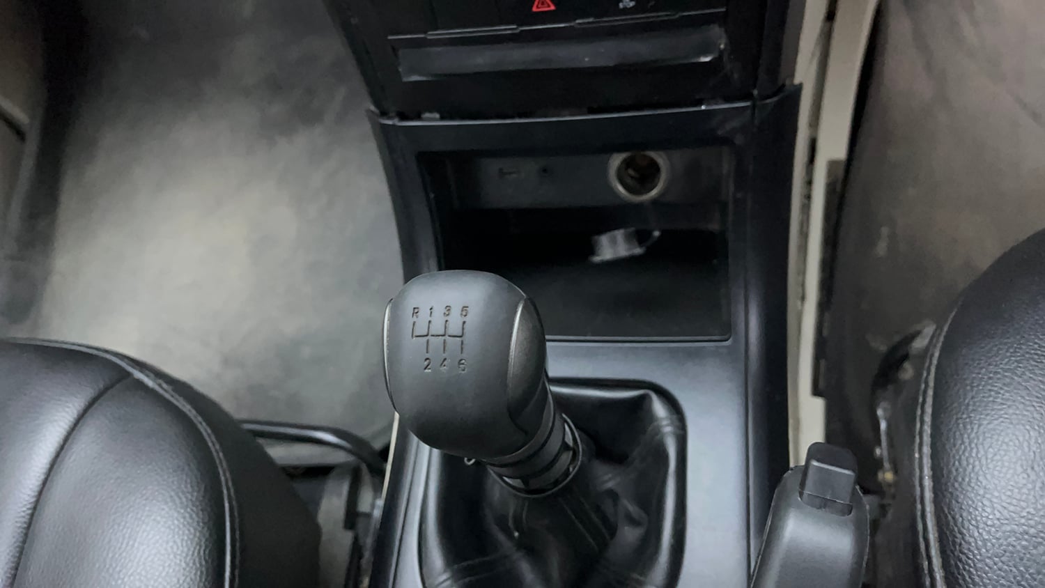 Used 2017 Mahindra XUV500 W4 Diesel Manual interior GEAR  KNOB VIEW