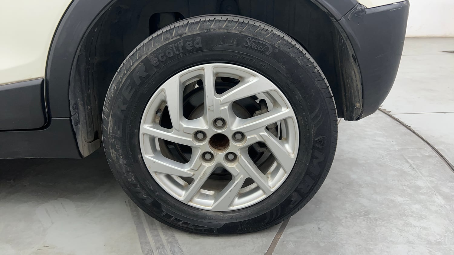 Used 2022 Mahindra XUV 300 W8 1.5 Diesel Diesel Manual tyres LEFT REAR TYRE RIM VIEW
