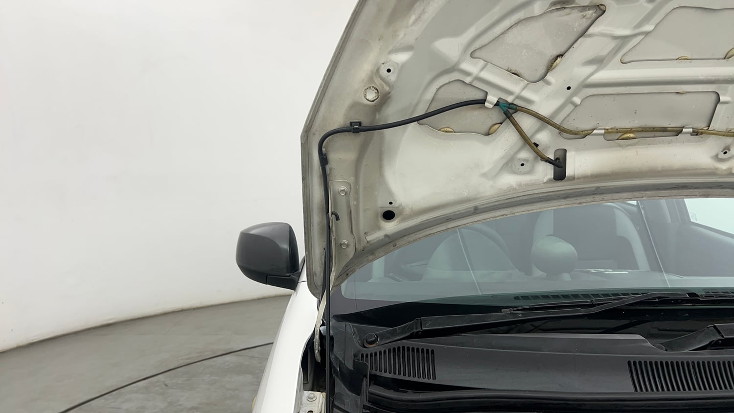 Used 2013 Maruti Suzuki Ritz Vxi BS-IV Petrol Manual engine ENGINE RIGHT SIDE HINGE & APRON VIEW