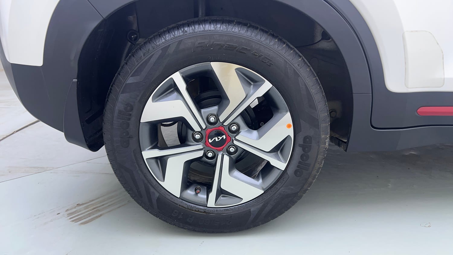Used 2022 Kia Sonet GTX Plus 1.0 iMT Petrol Manual tyres RIGHT REAR TYRE RIM VIEW