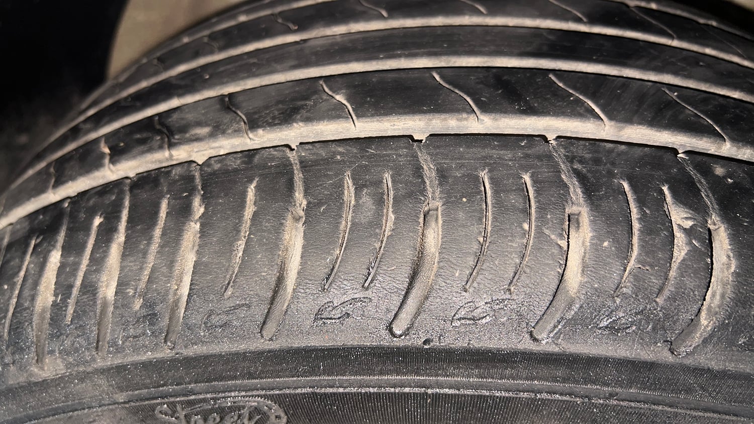 Used 2021 Mahindra XUV 300 W8 1.2 Petrol Petrol Manual tyres RIGHT FRONT TYRE TREAD VIEW