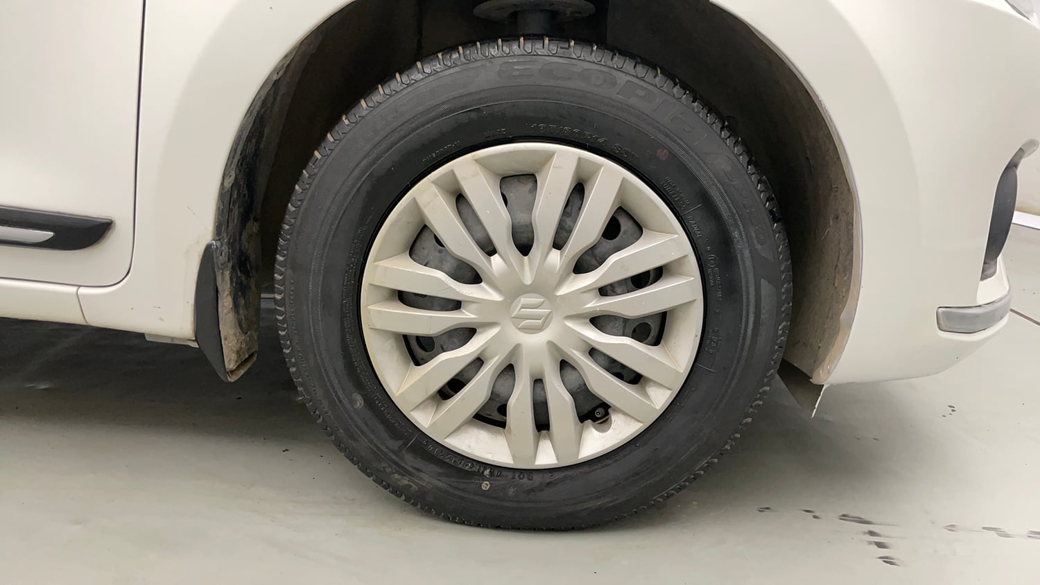 Used 2019 Maruti Suzuki Dzire VXi AMT Petrol Automatic tyres RIGHT FRONT TYRE RIM VIEW