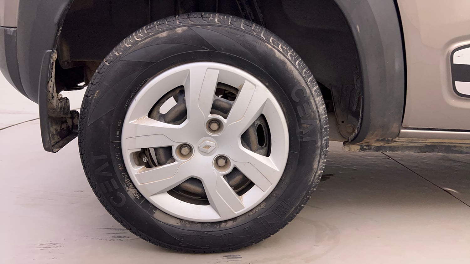 Used 2018 Renault Kwid 1.0 RXT AMT Opt Petrol Automatic tyres RIGHT REAR TYRE RIM VIEW