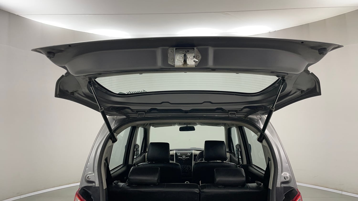 Used 2015 Maruti Suzuki Wagon R VXI Petrol Manual interior DICKY DOOR OPEN VIEW