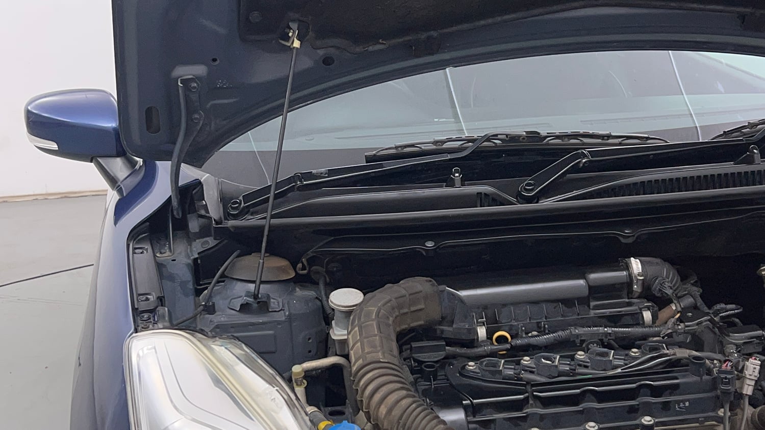 Used 2018 Maruti Suzuki Baleno Zeta 1.2 Petrol Manual engine ENGINE RIGHT SIDE HINGE & APRON VIEW