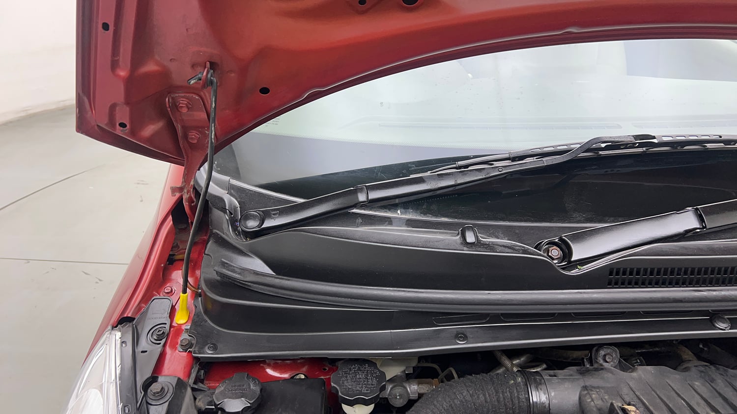 Used 2013 Hyundai i10 Magna 1.2 Kappa2 Petrol Manual engine ENGINE RIGHT SIDE HINGE & APRON VIEW