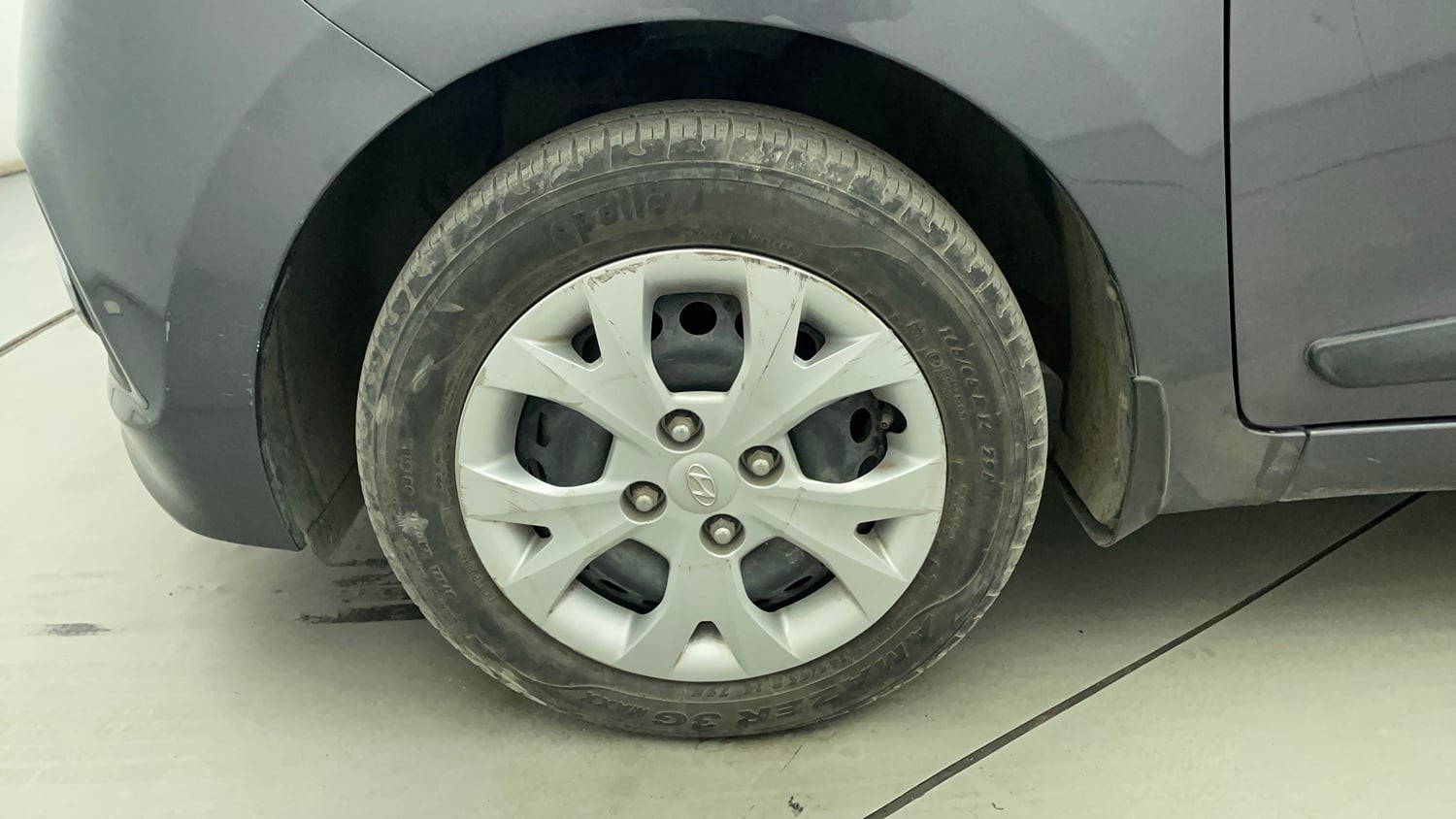 Used 2016 Hyundai Grand i10 Magna AT 1.2 Kappa VTVT Petrol Automatic tyres LEFT FRONT TYRE RIM VIEW
