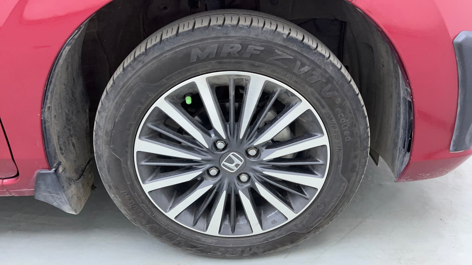 Used 2025 Honda Amaze ZX 1.2 Petrol CVT Petrol Automatic tyres RIGHT FRONT TYRE RIM VIEW