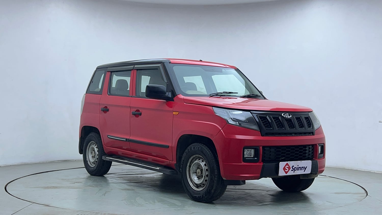 Used 2020 Mahindra TUV300 T4 Plus Diesel Manual exterior RIGHT FRONT CORNER VIEW