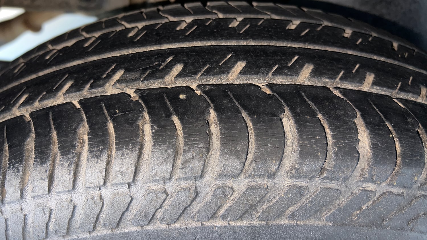 Used 2017 Maruti Suzuki Swift Lxi (O) Petrol Manual tyres RIGHT REAR TYRE TREAD VIEW
