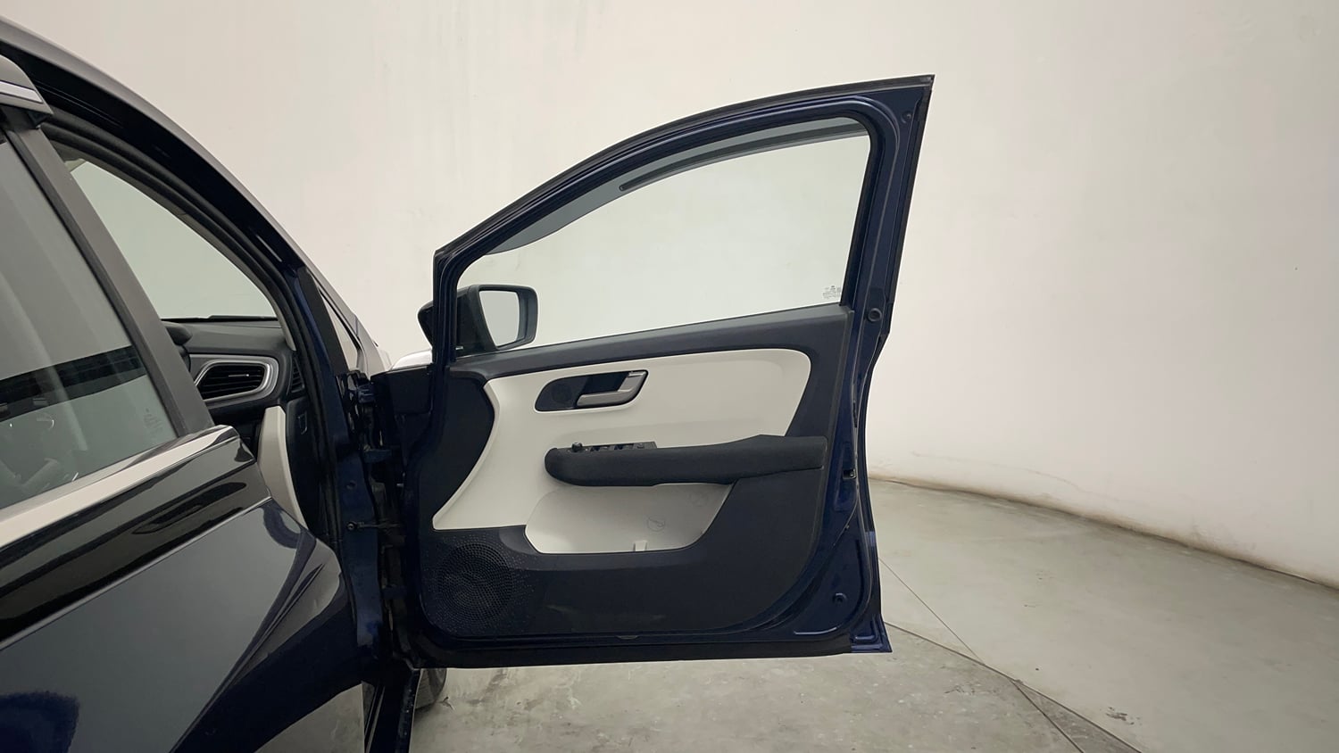 Used 2023 Tata Altroz XZ Plus (S) Petrol Manual interior RIGHT FRONT DOOR OPEN VIEW