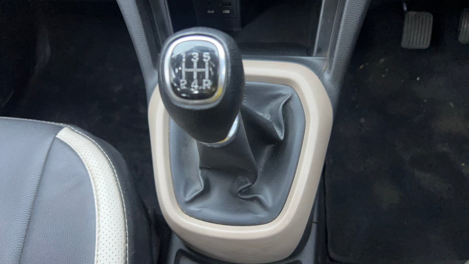 Used 2015 Hyundai Xcent SX 1.2 Petrol Manual interior GEAR  KNOB VIEW