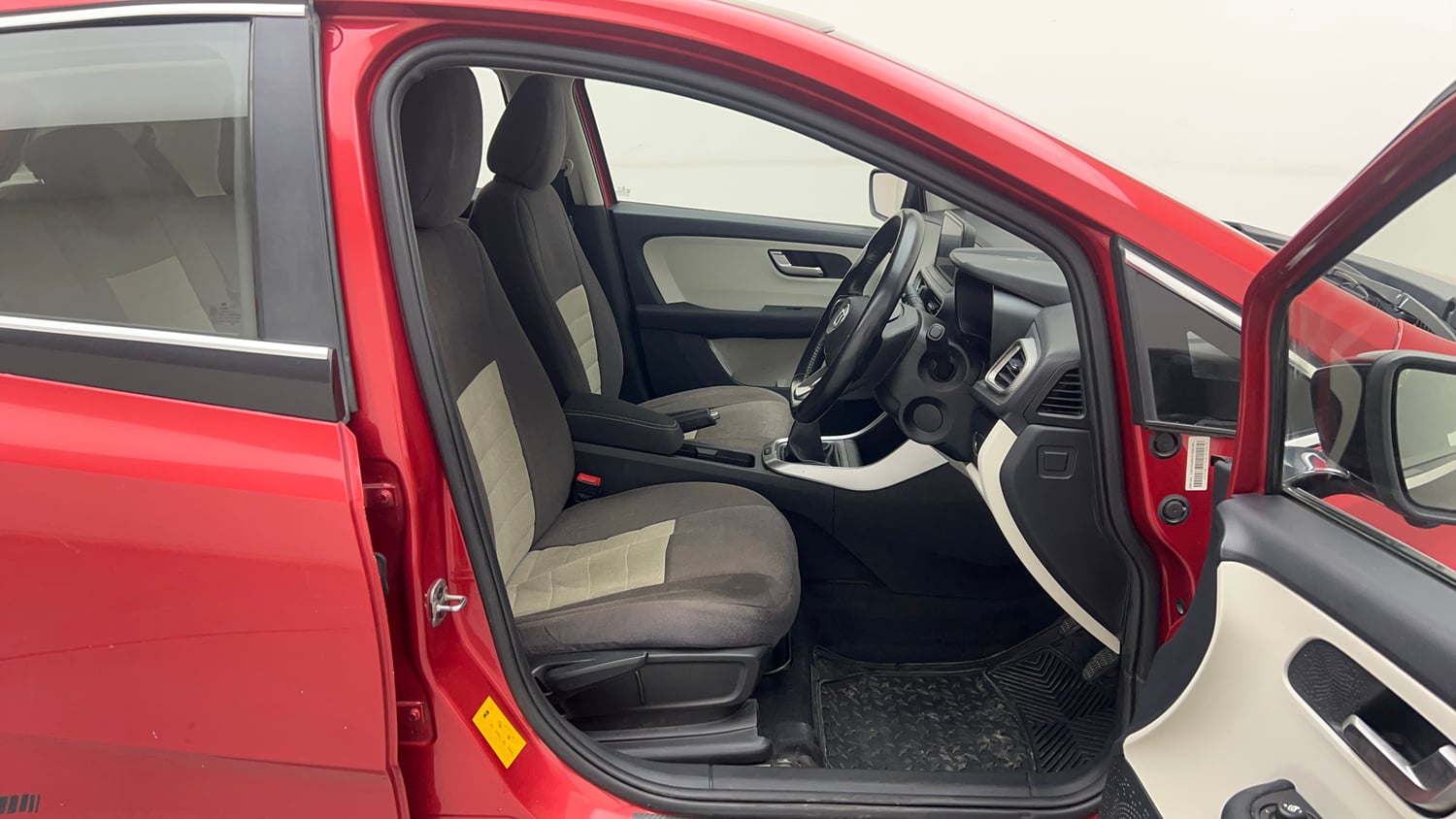 Used 2021 Tata Altroz XZ Petrol Petrol Manual interior RIGHT SIDE FRONT DOOR CABIN VIEW