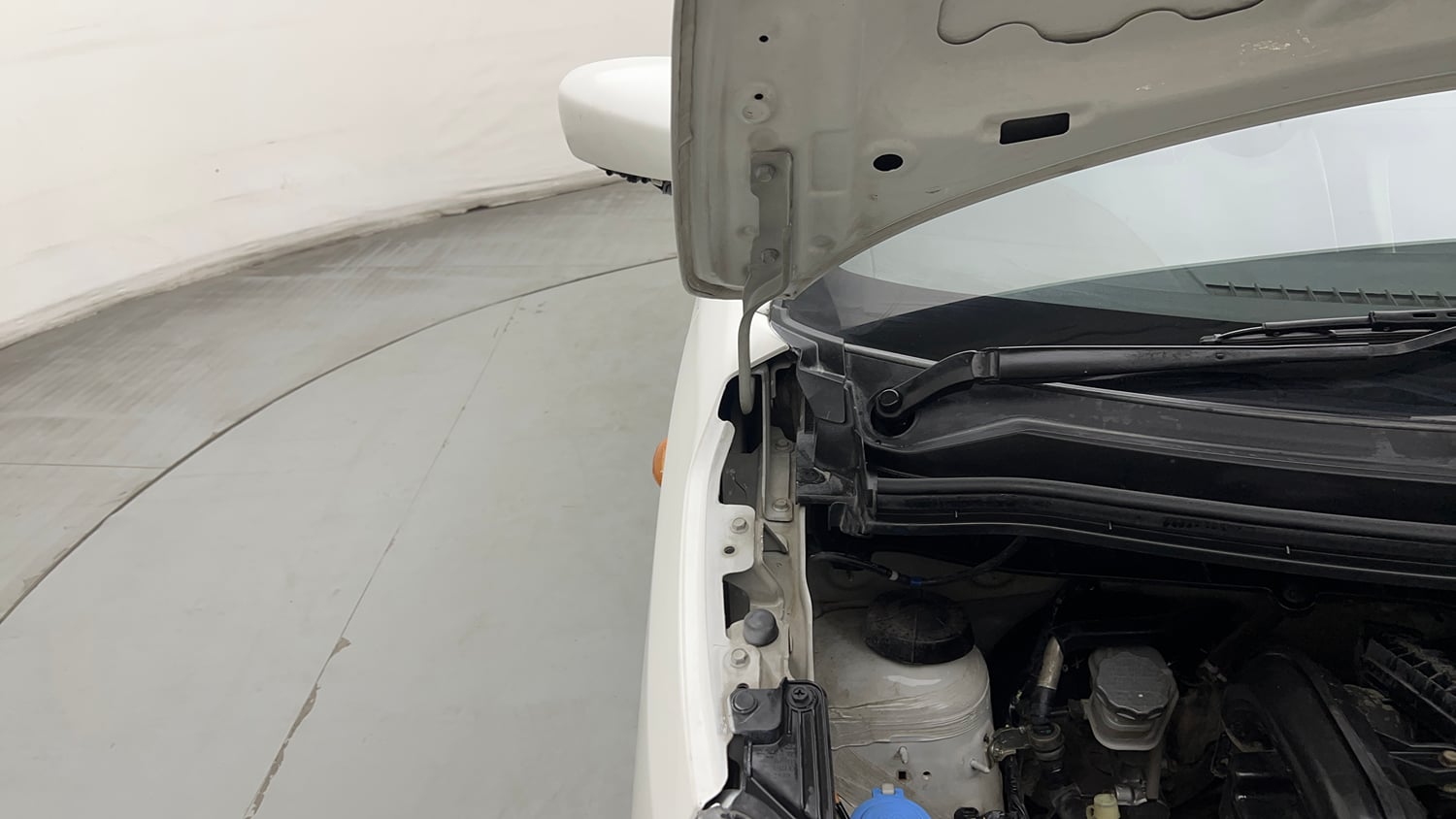Used 2022 Maruti Suzuki Wagon R VXI 1.0 Petrol Manual engine ENGINE RIGHT SIDE HINGE & APRON VIEW