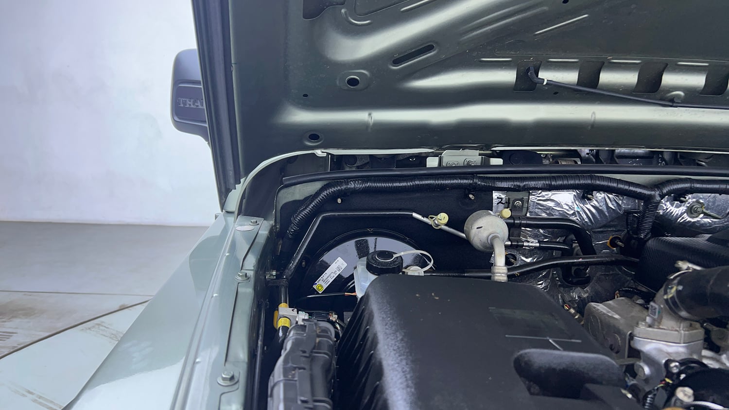 Used 2021 mahindra Thar LX Hard Top Petrol MT 4WD Petrol Manual engine ENGINE RIGHT SIDE HINGE & APRON VIEW