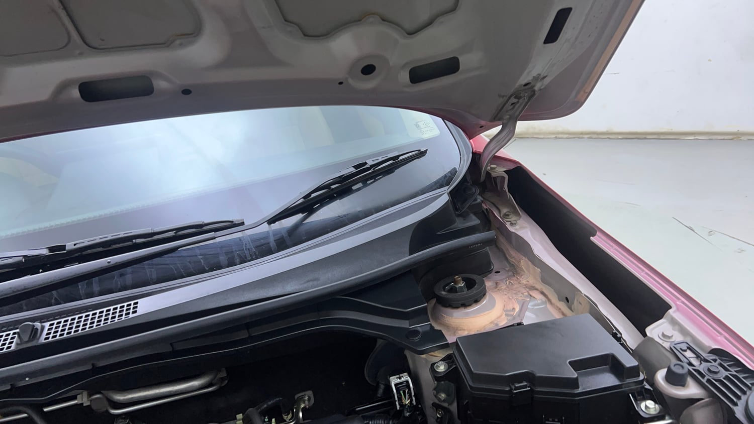 Used 2025 Honda Amaze ZX 1.2 Petrol CVT Petrol Automatic engine ENGINE LEFT SIDE HINGE & APRON VIEW