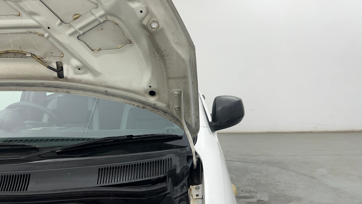 Used 2013 Maruti Suzuki Ritz Vxi BS-IV Petrol Manual engine ENGINE LEFT SIDE HINGE & APRON VIEW