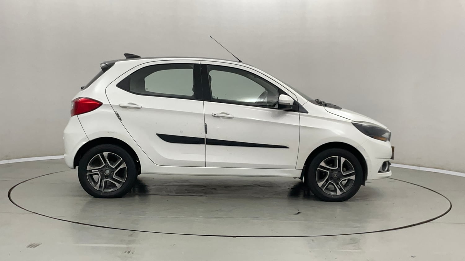 Used 2019 Tata Tiago Revotron XZ Plus Dual Tone Petrol Manual exterior RIGHT SIDE VIEW