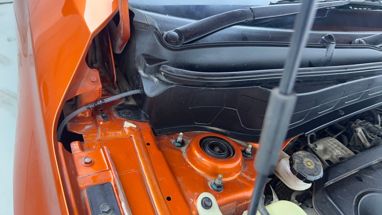 Used 2020 Kia Seltos GTX Plus 1.4 Petrol Manual engine ENGINE RIGHT SIDE HINGE & APRON VIEW
