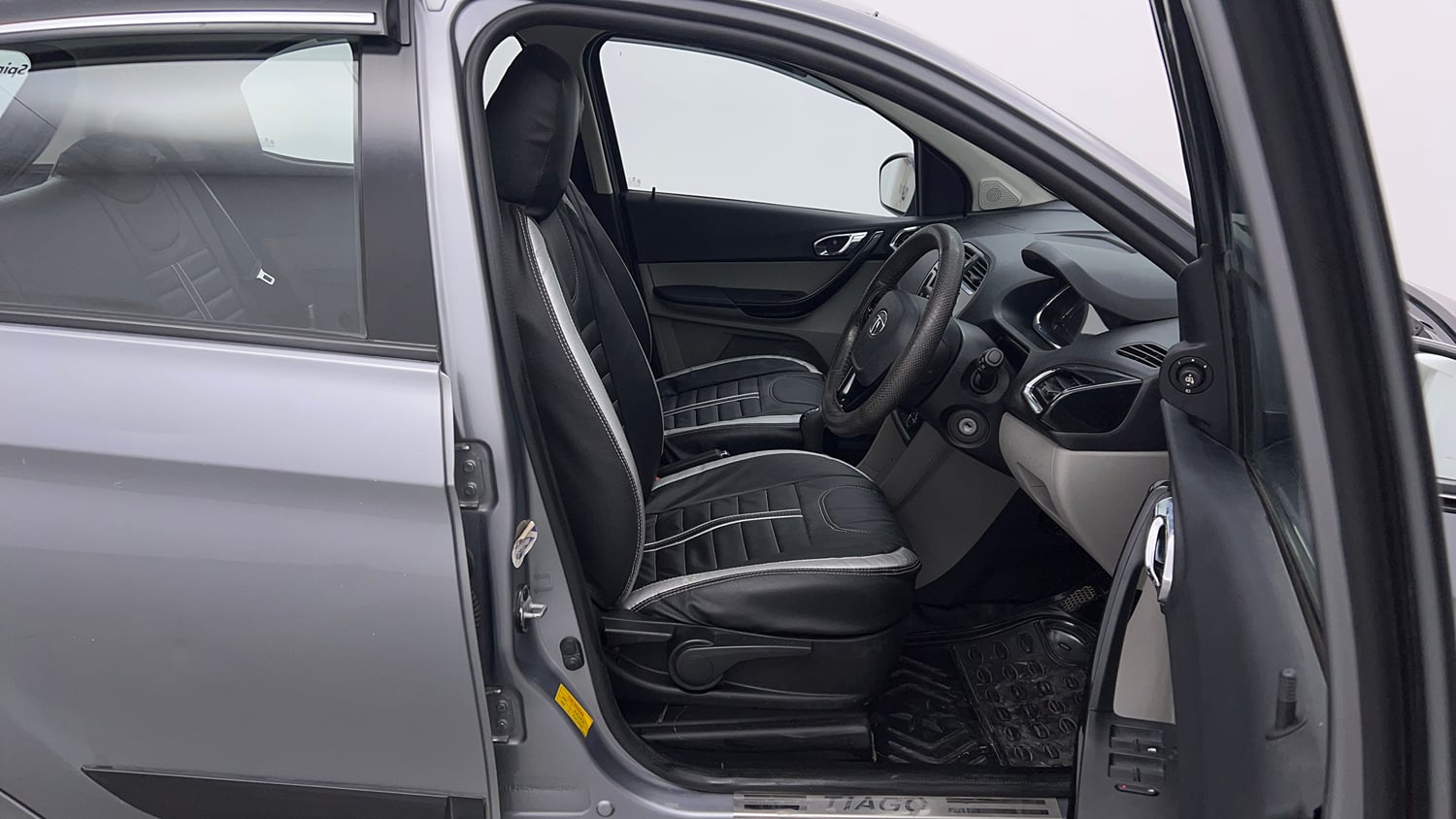 Used 2020 Tata Tiago Revotron XZ Plus Petrol Manual interior RIGHT SIDE FRONT DOOR CABIN VIEW