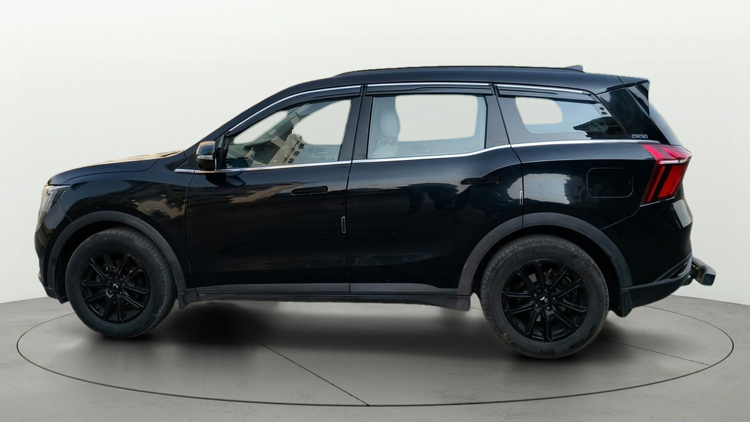 Used 2024 Mahindra XUV700 AX7 Luxury Pack Petrol AT 7 STR Petrol Automatic exterior LEFT SIDE VIEW
