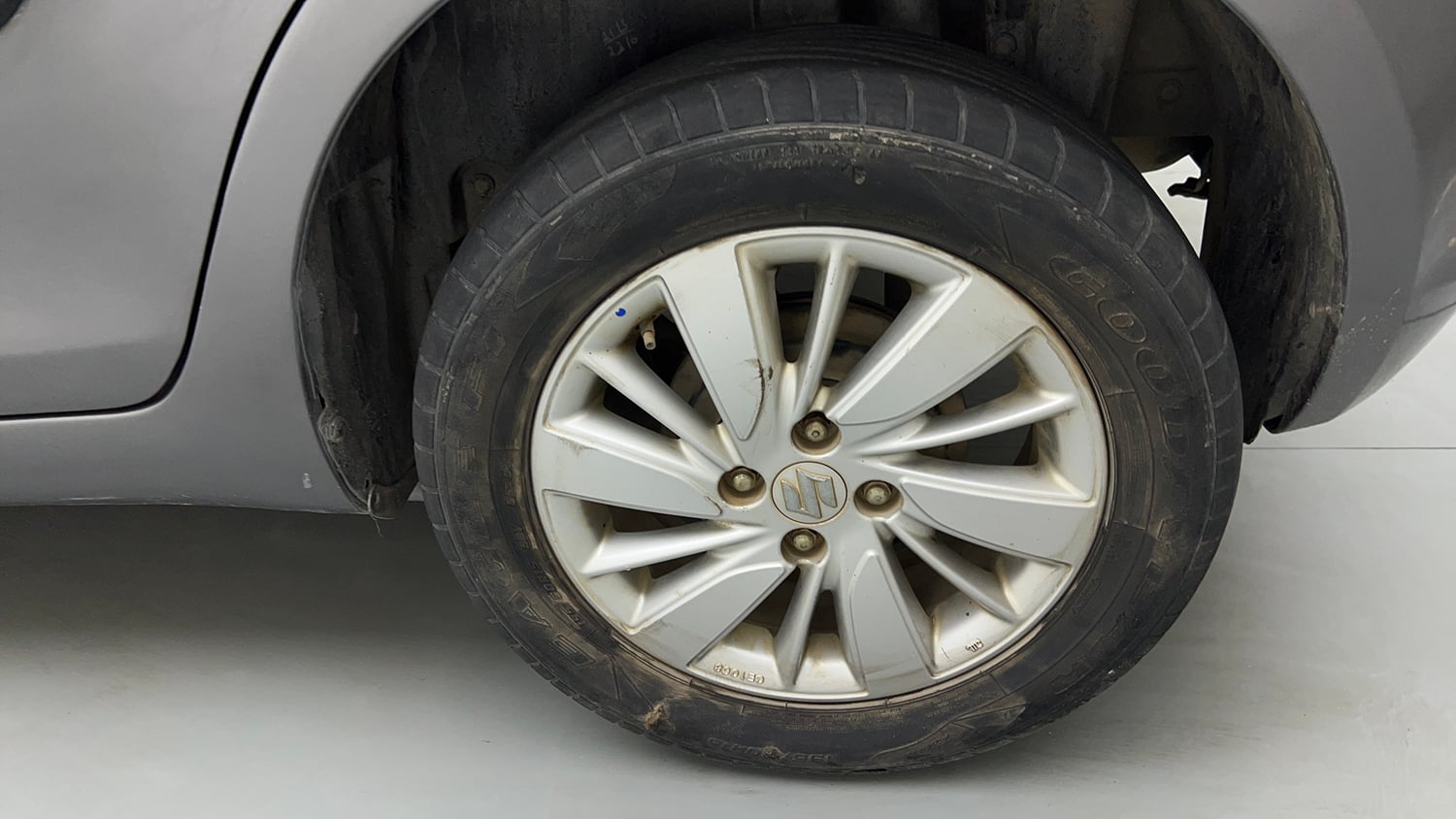 Used 2015 Maruti Suzuki Swift ZXi Petrol Manual tyres LEFT REAR TYRE RIM VIEW