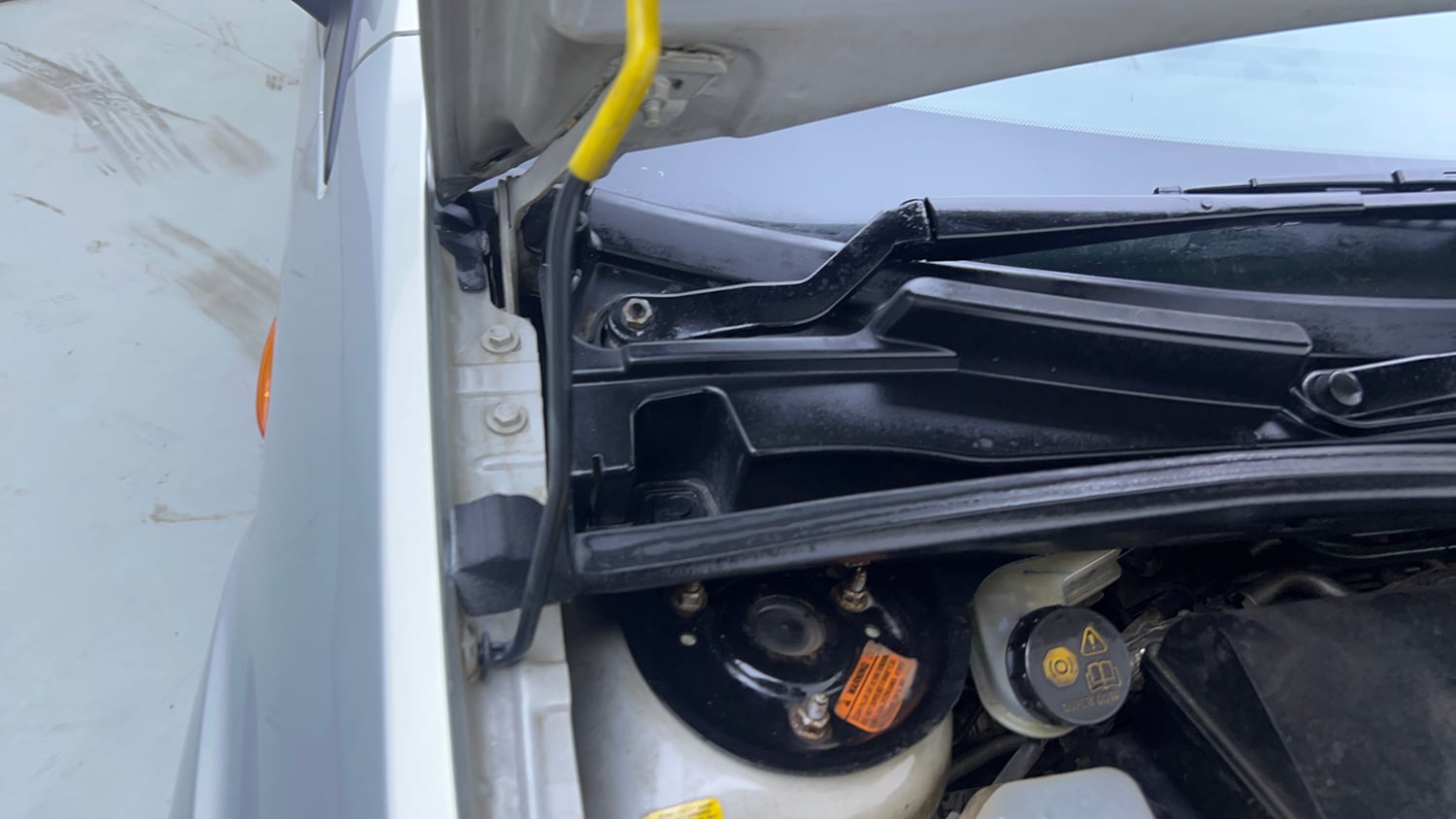 Used 2012 Ford Figo Duratec Petrol ZXI 1.2 Petrol Manual engine ENGINE RIGHT SIDE HINGE & APRON VIEW