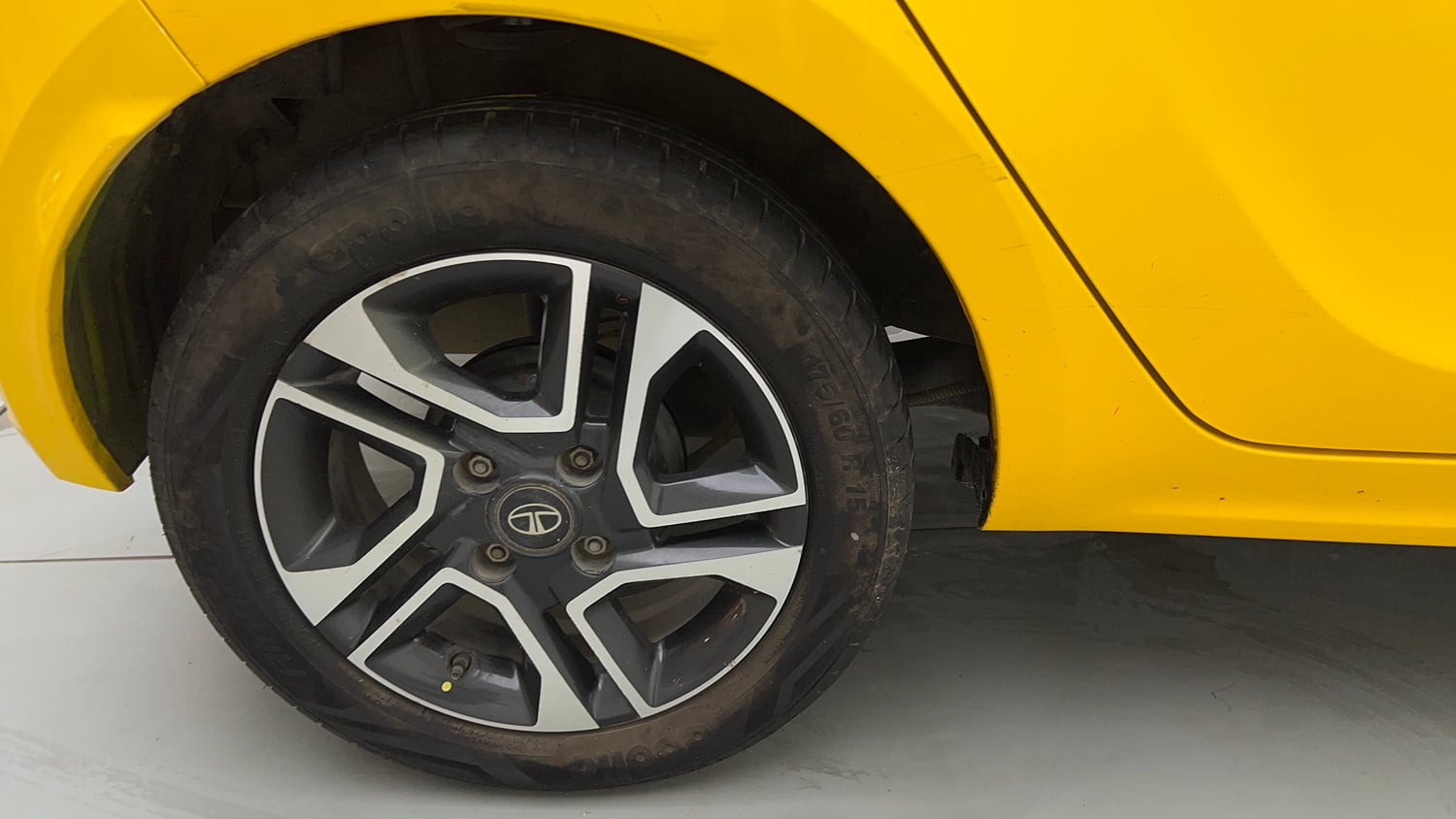 Used 2020 Tata Tiago XZA Plus Petrol Automatic tyres RIGHT REAR TYRE RIM VIEW