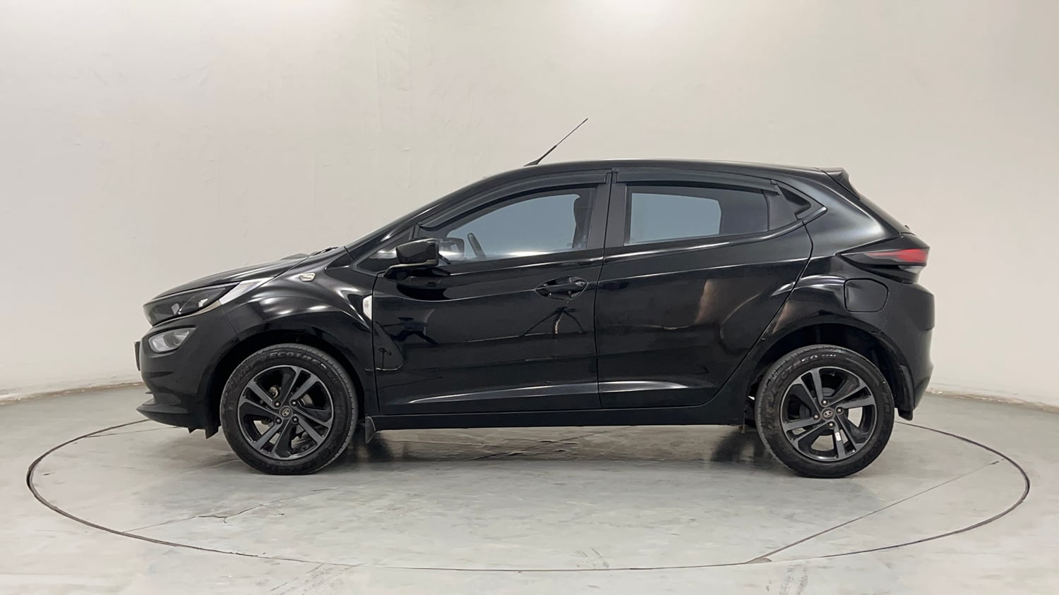 Used 2023 Tata Altroz XZ Plus Petrol Dark Edition Petrol Manual exterior LEFT SIDE VIEW