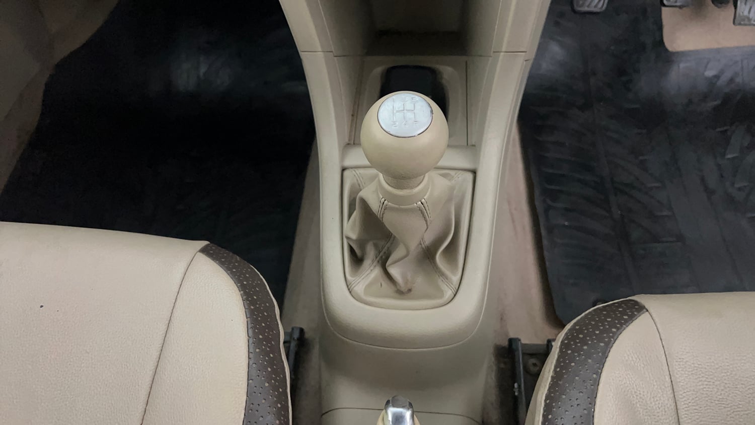 Used 2015 Maruti Suzuki Swift Dzire VXI Petrol Manual interior GEAR  KNOB VIEW